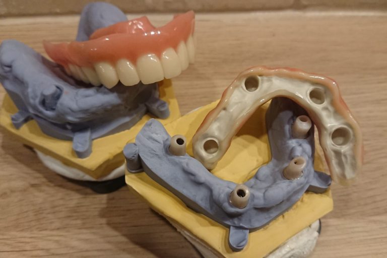 Logo mit dem Schriftzug "Fehntjers Zahnarzt" in geschwungener Schriftart.