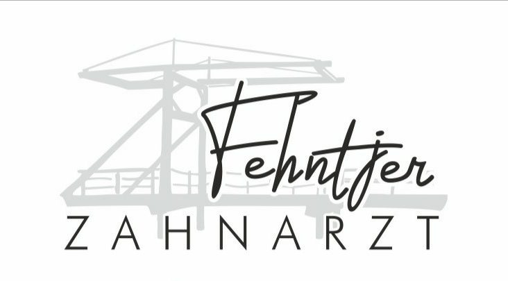 Weihnachtlicher Kranz mit brennenden Kerzen auf grünem Nadelholz.