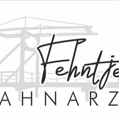 Lächelnder Mann in einem grauen Shirt vor einem Kanal und Wohngebäuden.