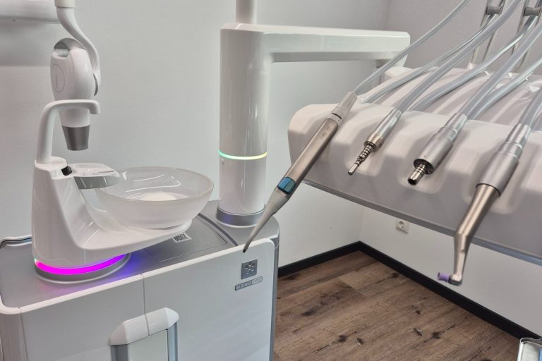 Logo mit dem Schriftzug "Fehntjers Zahnarzt" in geschwungener Schriftart.